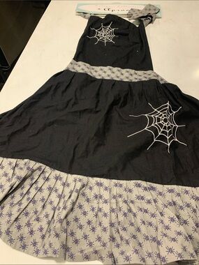 Designer Collection Spiders & Webs apron OSFM NEW Halloween Gray & Black Spooky